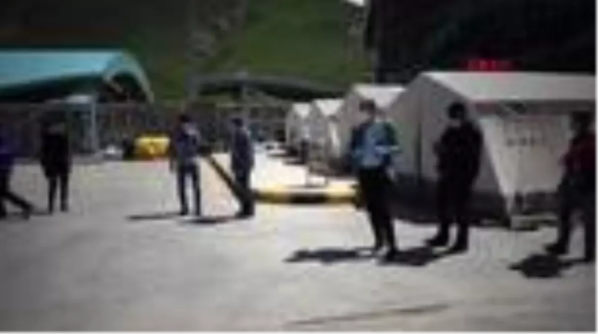 Belediye başkanı, sahra hastanesinde hemşireleri ziyaret edip çiçek verdi