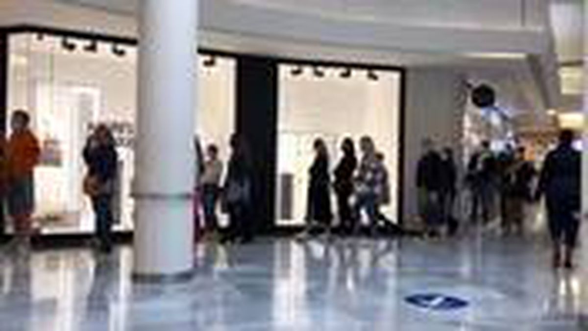 Fransa'da AVM'lerdeki mağazaların önünde kuyruklar oluştu
