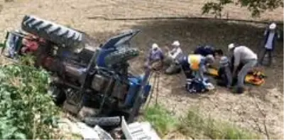 Freni tutmayan traktör şarampole uçtu Freni tutmayan traktör şarampole uçtu