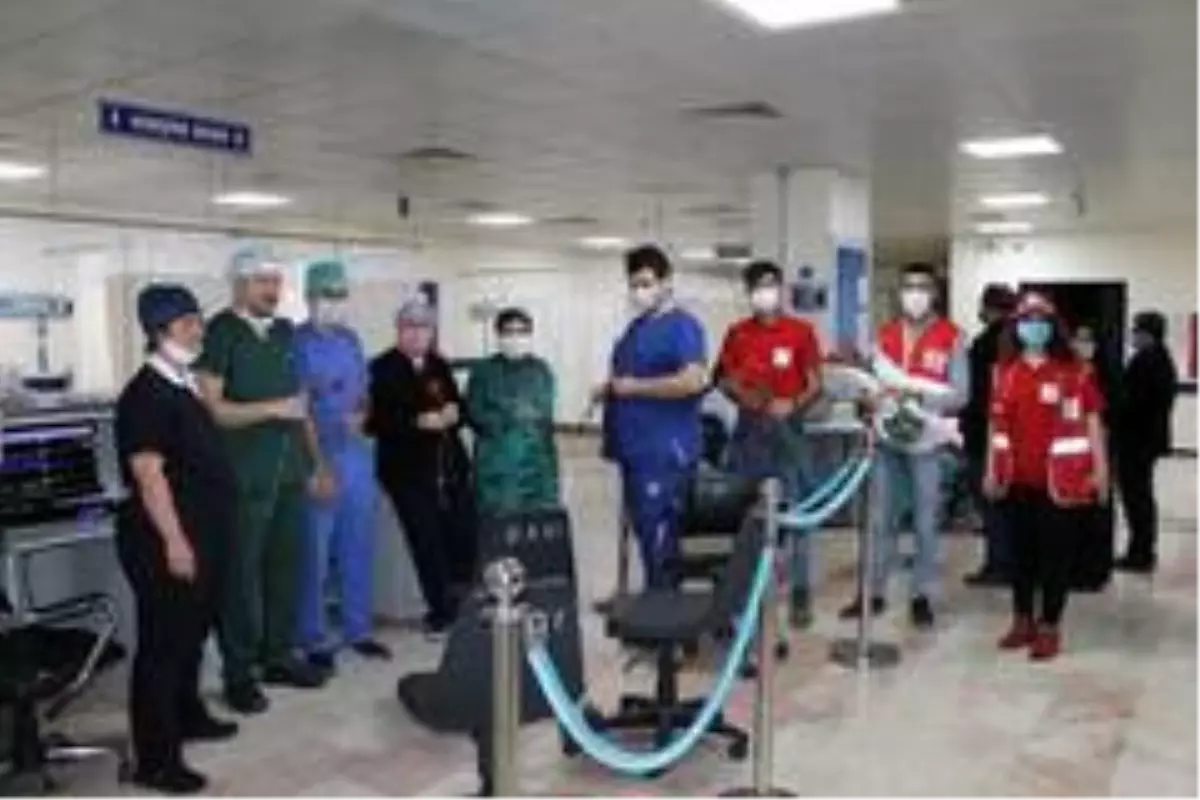 GAÜN Hastanesi'nde hemşirelere karanfil dağıtıldı