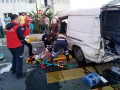 Kamyonetin çarptığı otomobil evin bahçesine uçtu: 2 ölü, 3 yaralı.