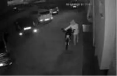 Kilitli motosikleti 40 saniyede çaldılar Kilitli motosikleti 40 saniyede çaldılar