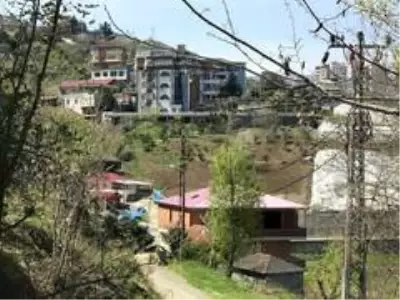Korona virüsten hayatını kaybeden BTP Genel Başkanı Haydar Baş'ın evinin bulunduğu mahallede... Korona virüsten hayatını kaybeden BTP Genel Başkanı Haydar Baş'ın evinin bulunduğu mahallede...