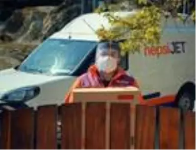 Koruyucu maskenin de içinde olduğu 13 bin yardım paketi sahiplerine ulaştırılıyor Koruyucu maskenin de içinde olduğu 13 bin yardım paketi sahiplerine ulaştırılıyor