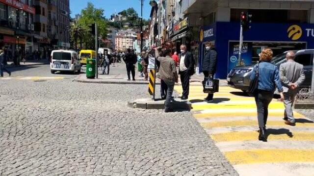 Rize'de cadde ve sokaklardaki hareketlilik arttı! Valilik uyarı afişleri astı