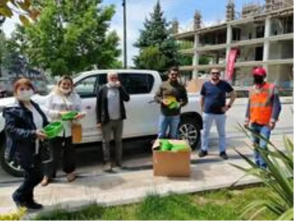 Sokak hayvanlarına mama ve su dağıtımı sürüyor