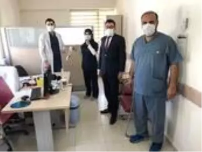 Şuhut Devlet Hastanesi yönetiminden sağlık personeline karanfilli kutlama