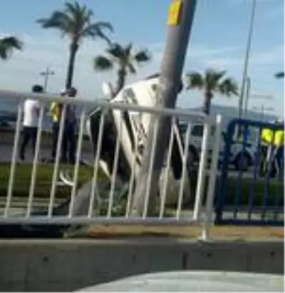 Takla atan otomobil tramvay yoluna devrildi: 2 yaralı