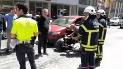 Ticari taksinin çarptığı genç kız yaralandı Ticari taksinin çarptığı genç kız yaralandı