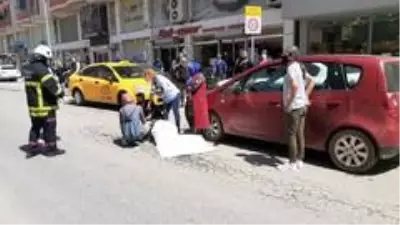 Ticari taksinin çarptığı genç kız yaralandı Ticari taksinin çarptığı genç kız yaralandı