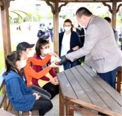 14 yaş ve altı çocuklar uzun bir aradan sonra sokağa çıktı 14 yaş ve altı çocuklar uzun bir aradan sonra sokağa çıktı