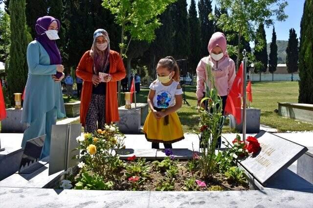 4 saatlik iznin en buruk karesi! Şehit madencilerin çocukları babalarına koştu 4 saatlik iznin en buruk karesi! Şehit madencilerin çocukları babalarına koştu