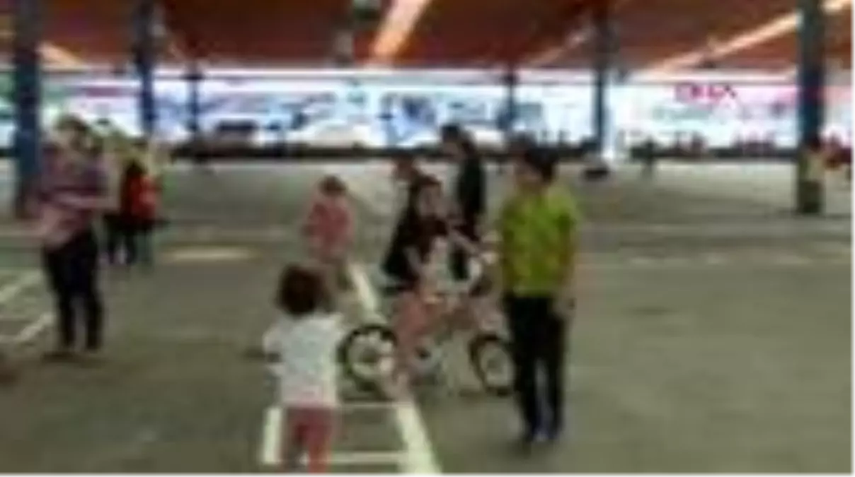 Adana'da çocuklar 4 saatlik izinde eğlendi