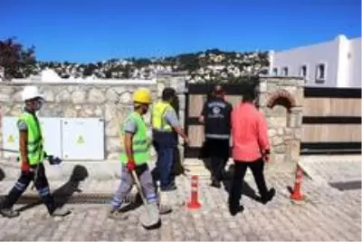 Belediye ekipleri, Yılmaz Özdil'in villasında yıkım çalışmalarına başladı Belediye ekipleri, Yılmaz Özdil'in villasında yıkım çalışmalarına başladı