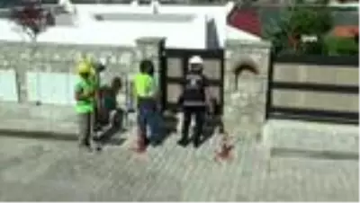 Belediye ekipleri, Yılmaz Özdil'in villasında yıkım çalışmalarına başladı Belediye ekipleri, Yılmaz Özdil'in villasında yıkım çalışmalarına başladı