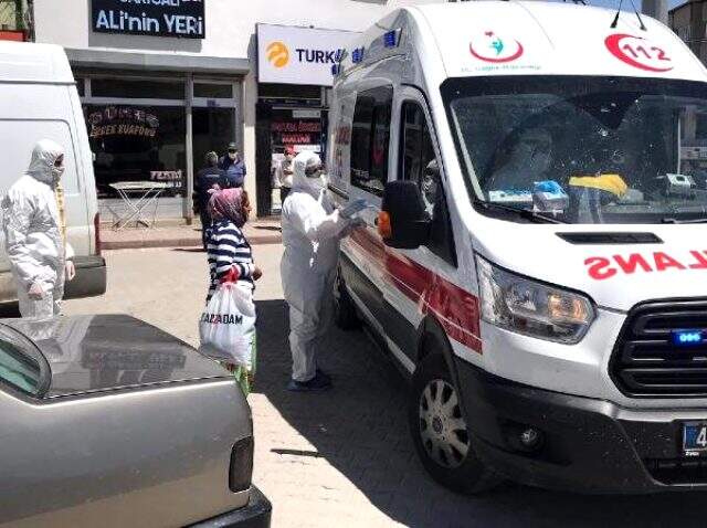 Esnafın fark ettiği koronavirüs şüpheli kadın, hastaneye gitmemek için direndi