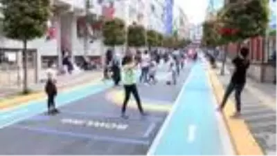 İSTANBUL Esenler’de çocuklar sokağa çıkıp, parklarda eğlendi