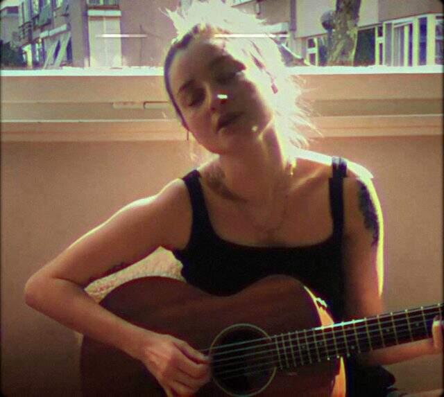 Karantinada Güliz Ayla evde klip yaptı