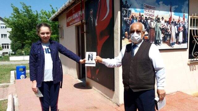Keşan Belediye Başkanı, çocuklara maske ve 'Nutuk' kitabı dağıttı