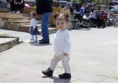 Korona virüs salgını sürecinde dışarı çıkma fırsatını yakalayan çocuklar güneşli havanın tadını...
