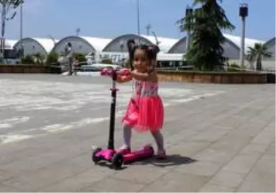 Korona virüs salgını sürecinde dışarı çıkma fırsatını yakalayan çocuklar güneşli havanın tadını...