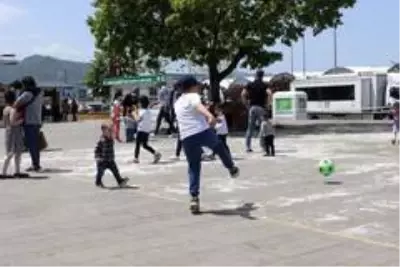 Korona virüs salgını sürecinde dışarı çıkma fırsatını yakalayan çocuklar güneşli havanın tadını...