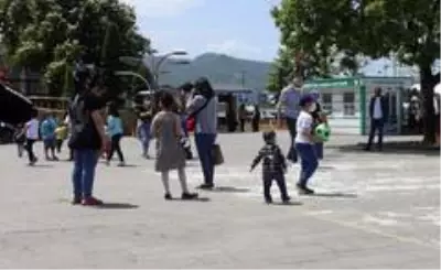 Korona virüs salgını sürecinde dışarı çıkma fırsatını yakalayan çocuklar güneşli havanın tadını...