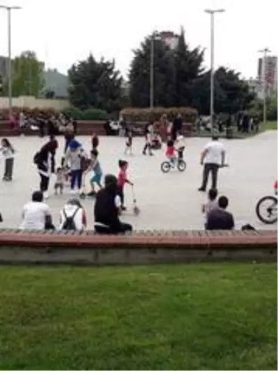 Korona virüs salgını sürecinde dışarı çıkma fırsatını yakalayan çocuklar güneşli havanın tadını...