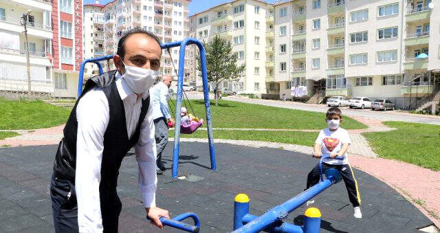 Koronavirüsü babasıyla birlikte yenen 5 yaşındaki Ömer, 4 saatlik iznin tadını yine babasıyla çıkardı