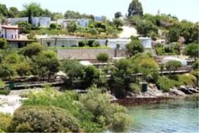Yılmaz Özdil'in villası için verilen yıkım kararı durduruldu Yılmaz Özdil'in villası için verilen yıkım kararı durduruldu