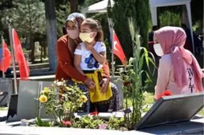 4 saatlik iznin en buruk karesi! Şehit madencilerin çocukları babalarına koştu 4 saatlik iznin en buruk karesi! Şehit madencilerin çocukları babalarına koştu