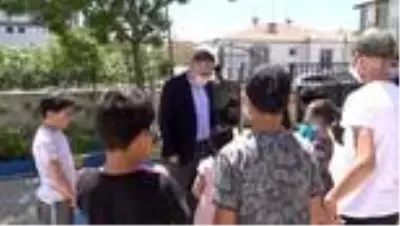 Sokağa çıkan çocuklar çikolata ve hediyelerle sevindi