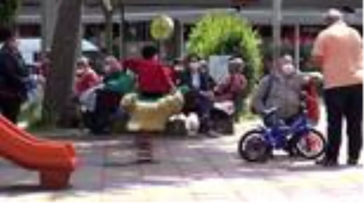 SOKAĞA ÇIKMA İZNİNDE ÖĞRENCİLERİNDEN ÖĞRETMENİ DUYGULANDIRAN ZİYARET