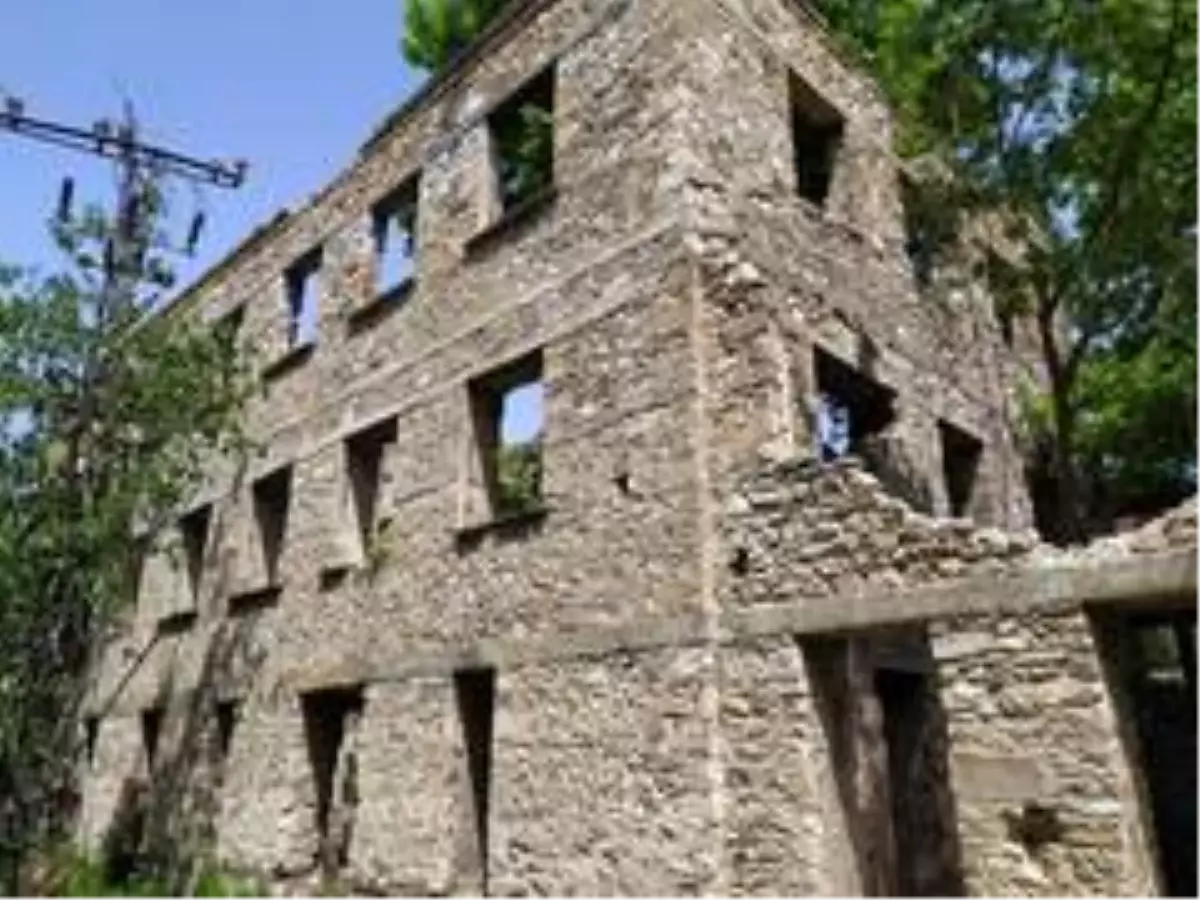 Tarihi yapı harabeye döndü