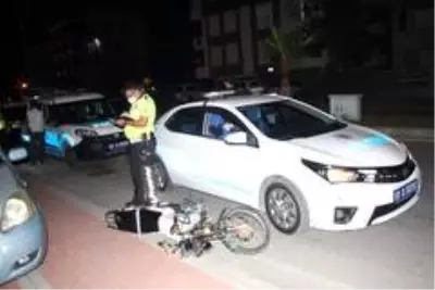 Trafik polisinin 'dur' ihtarına uymayan gençler motosiklet devrilince yakayı ele verdi Trafik polisinin 'dur' ihtarına uymayan gençler motosiklet devrilince yakayı ele verdi