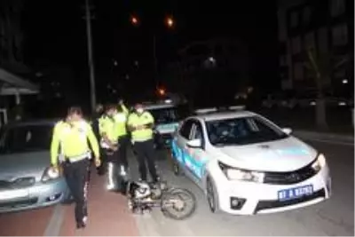 Trafik polisinin 'dur' ihtarına uymayan gençler motosiklet devrilince yakayı ele verdi Trafik polisinin 'dur' ihtarına uymayan gençler motosiklet devrilince yakayı ele verdi