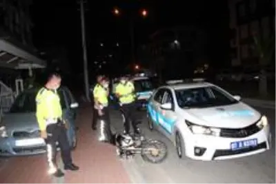 Trafik polisinin 'dur' ihtarına uymayan gençler motosiklet devrilince yakayı ele verdi Trafik polisinin 'dur' ihtarına uymayan gençler motosiklet devrilince yakayı ele verdi