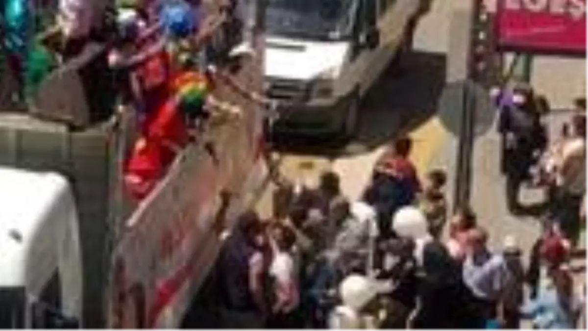 Uşak Belediyesi'nin etkinliğinde sosyal mesafe hiçe sayıldı! Çocuklar balon almak için yarıştı