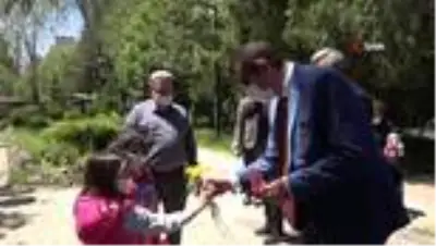 Validen çocuklara horoz şekeri sürprizi