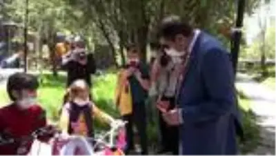 Validen çocuklara horoz şekeri sürprizi
