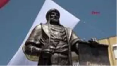 ANTALYA Yenilenen parka Karamanoğlu Mehmet Bey heykeli