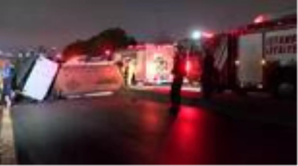 İSTANBUL-BAŞAKŞEHİR'DE YÖN TABELASINA ÇARPAN VİDANJÖR YAN YATTI: 1 YARALI