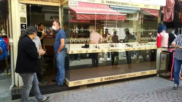 Kuyumcuya 'Kasayı boşaltın' diyerek giren yüzü maskeli kişi, 300 gram altını alıp kaçtı Kuyumcuya 'Kasayı boşaltın' diyerek giren yüzü maskeli kişi, 300 gram altını alıp kaçtı