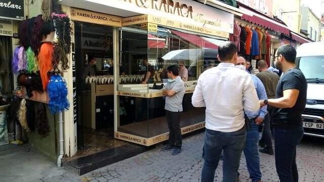 İzmir'de silahla kuyumcu soyan hırsız, 300 gram altınla kaçtı İzmir'de silahla kuyumcu soyan hırsız, 300 gram altınla kaçtı