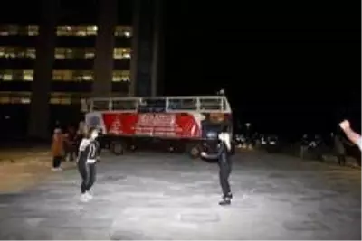 Nevşehir'de yurtta karantinada kalan vatandaşlar için konser düzenlendi Nevşehir'de yurtta karantinada kalan vatandaşlar için konser düzenlendi