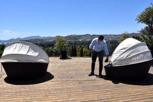 Otellerde sosyal mesafe kuralına uygunluk metreyle ölçüldü