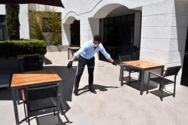 Otellerde sosyal mesafe kuralına uygunluk metreyle ölçüldü