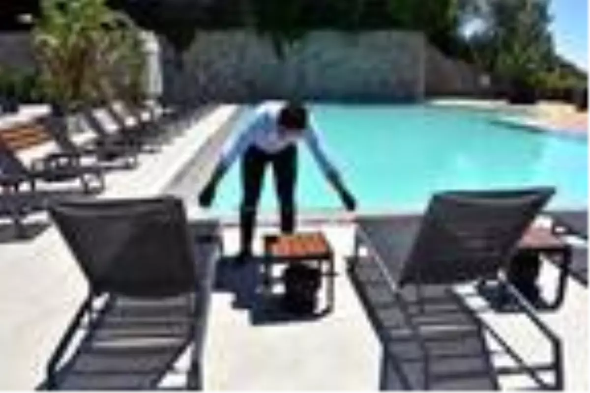 Otellerde sosyal mesafe kuralına uygunluk metreyle ölçüldü