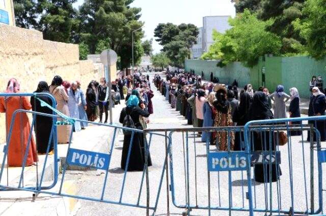 Şanlıurfa Valisi: PTT'deki yoğunluğun önüne geçemiyoruz
