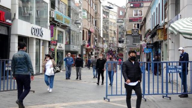 Trabzon'da havaların ısınmasıyla cadde ve sokaklar doldu, sosyal mesafe kuralı unutuldu